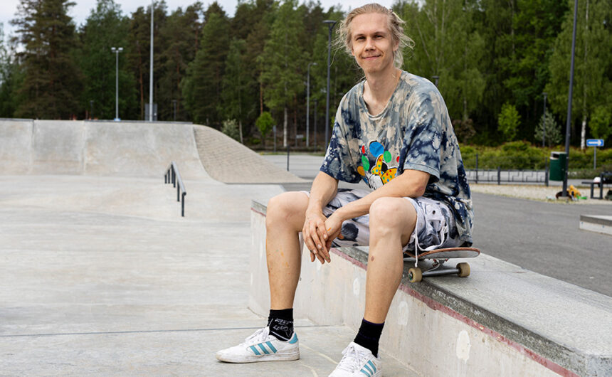 Heikki istuu skeittilaudan päällä Kankaanpään skeittipuistossa.