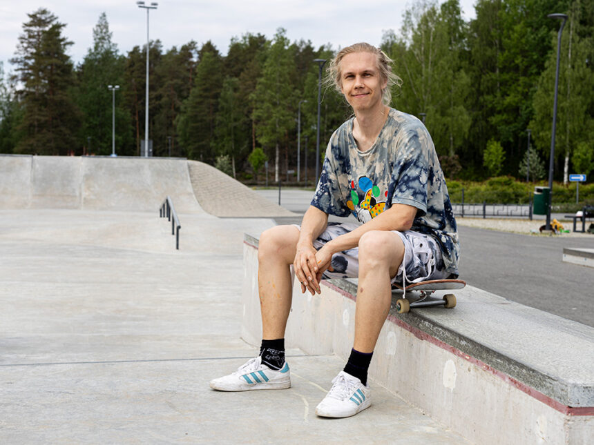 Heikki istuu skeittilaudan päällä Kankaanpään skeittipuistossa.